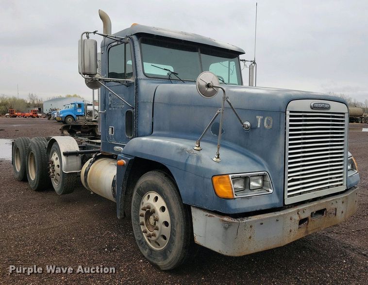 image for item NV9811 2003 Freightliner FLD semi truck