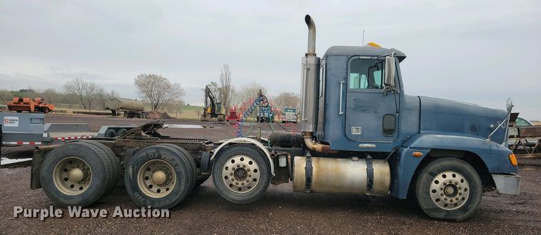 image for item NV9811 2003 Freightliner FLD semi truck