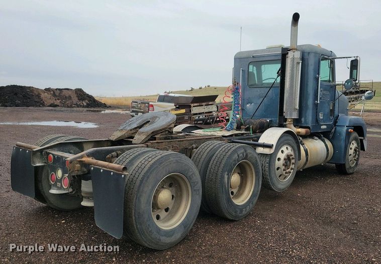 image for item NV9811 2003 Freightliner FLD semi truck