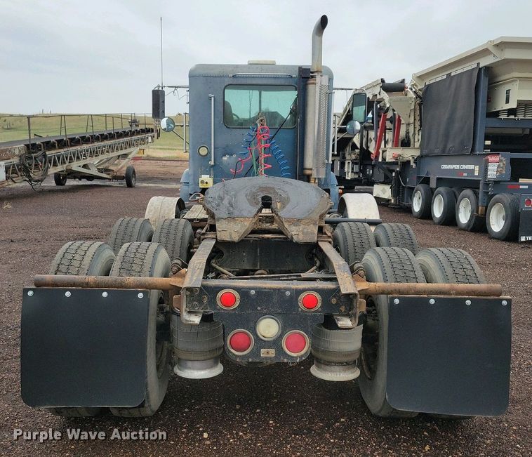 image for item NV9811 2003 Freightliner FLD semi truck