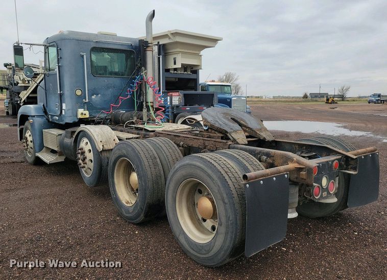 image for item NV9811 2003 Freightliner FLD semi truck