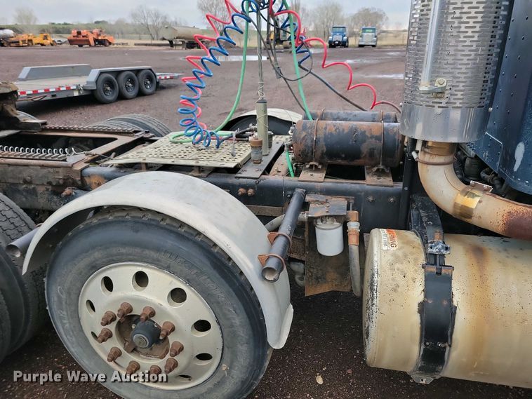 image for item NV9811 2003 Freightliner FLD semi truck