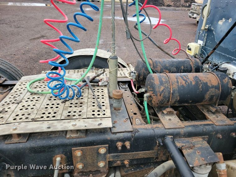 image for item NV9811 2003 Freightliner FLD semi truck