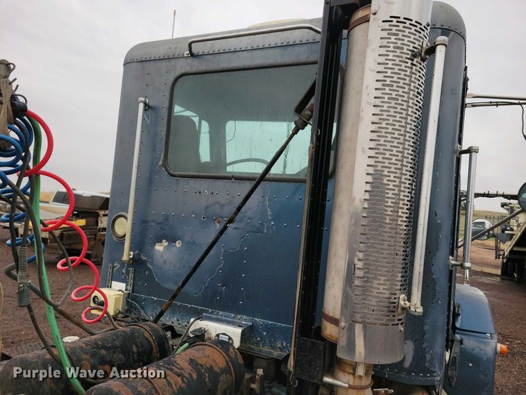 image for item NV9811 2003 Freightliner FLD semi truck