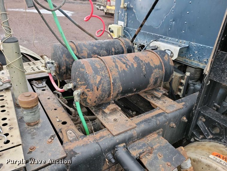 image for item NV9811 2003 Freightliner FLD semi truck