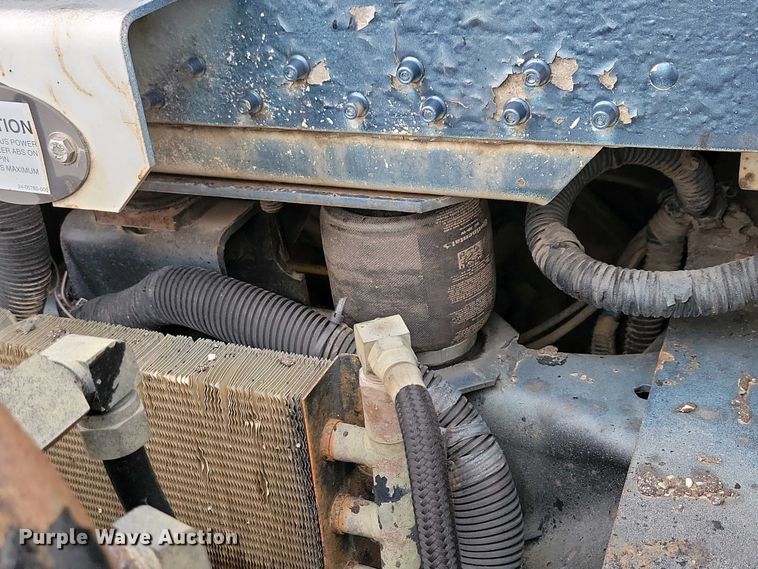 image for item NV9811 2003 Freightliner FLD semi truck