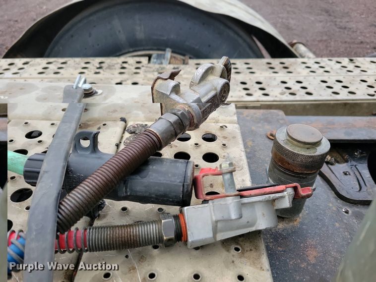 image for item NV9811 2003 Freightliner FLD semi truck