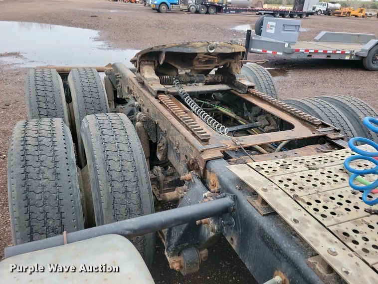 image for item NV9811 2003 Freightliner FLD semi truck