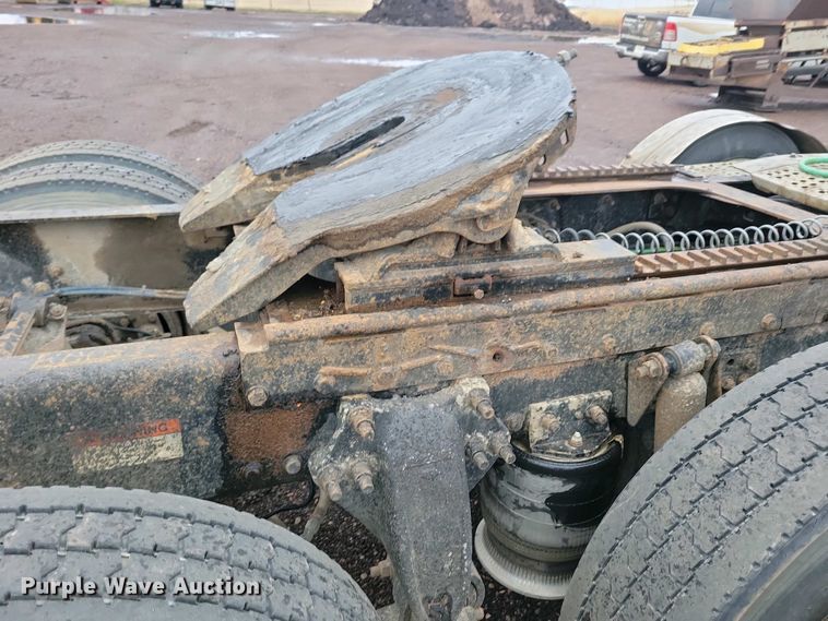 image for item NV9811 2003 Freightliner FLD semi truck