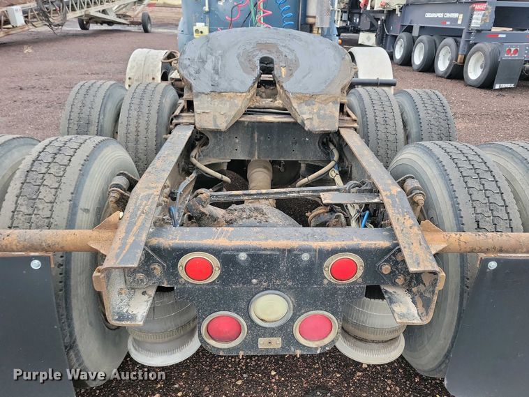 image for item NV9811 2003 Freightliner FLD semi truck