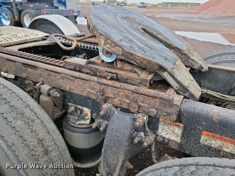 image for item NV9811 2003 Freightliner FLD semi truck