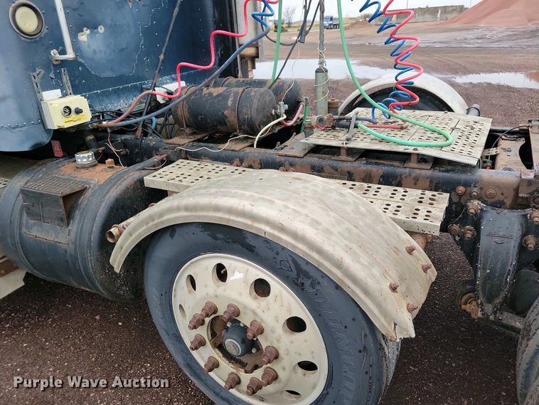 image for item NV9811 2003 Freightliner FLD semi truck