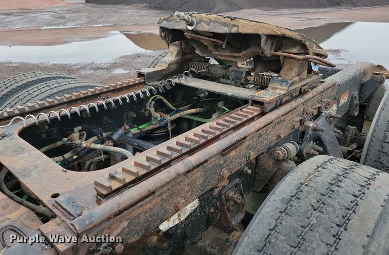 image for item NV9811 2003 Freightliner FLD semi truck