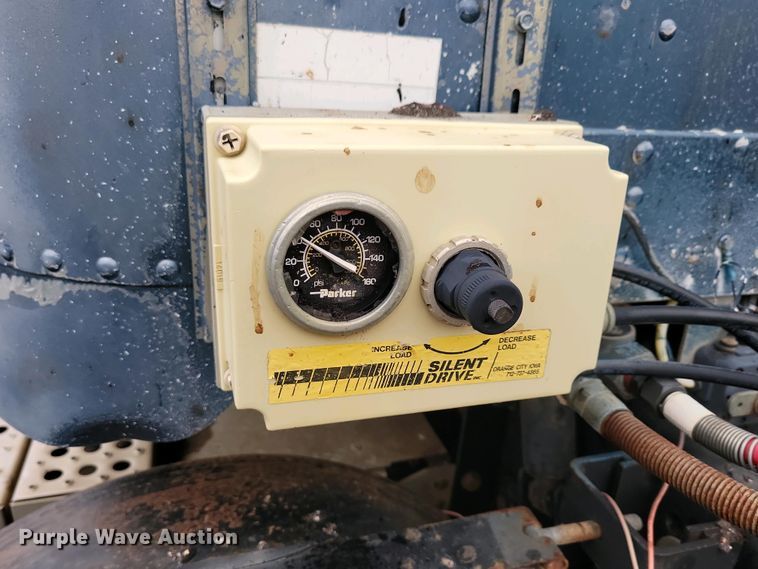 image for item NV9811 2003 Freightliner FLD semi truck