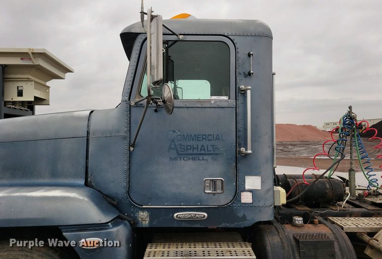 image for item NV9811 2003 Freightliner FLD semi truck