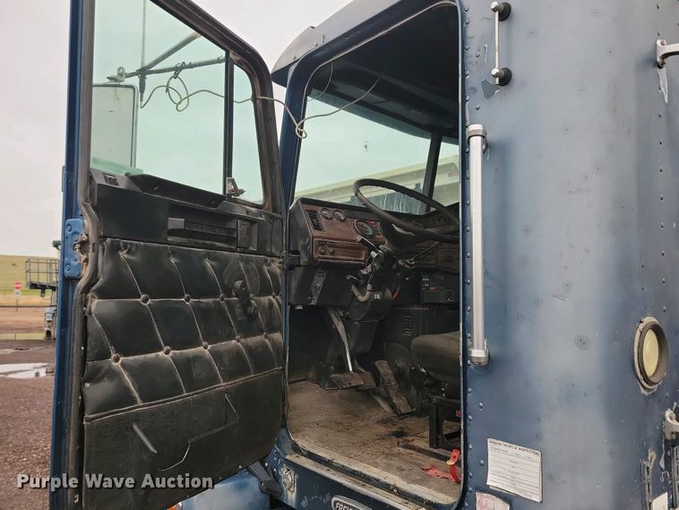 image for item NV9811 2003 Freightliner FLD semi truck