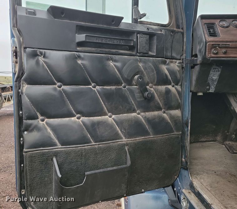 image for item NV9811 2003 Freightliner FLD semi truck