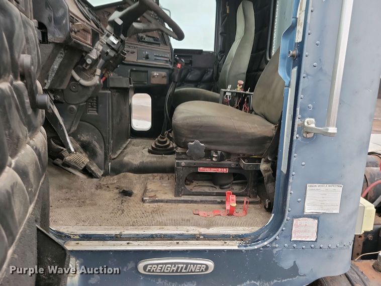 image for item NV9811 2003 Freightliner FLD semi truck