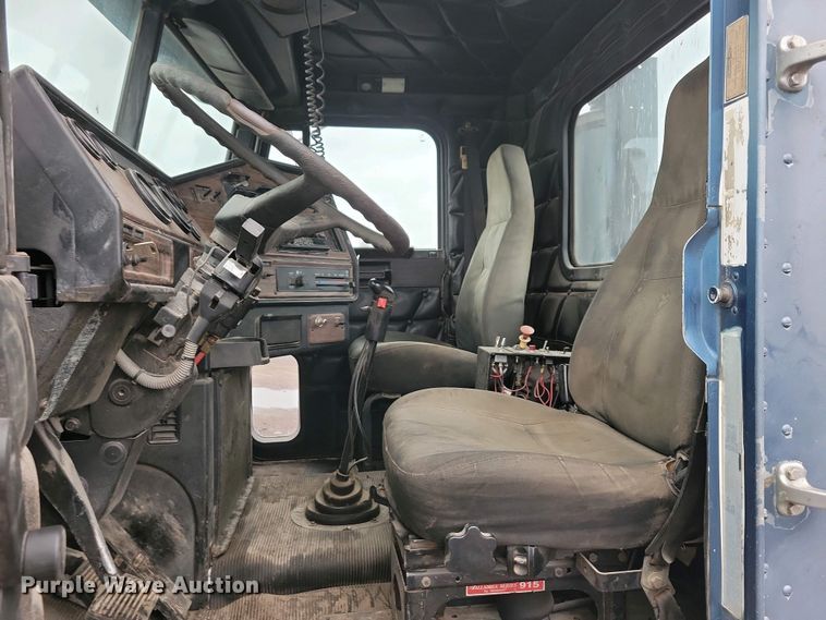 image for item NV9811 2003 Freightliner FLD semi truck