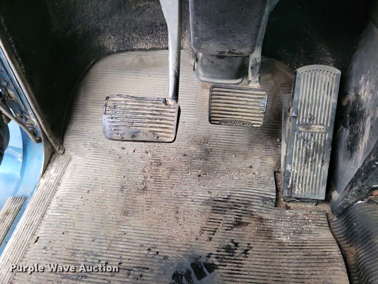 image for item NV9811 2003 Freightliner FLD semi truck