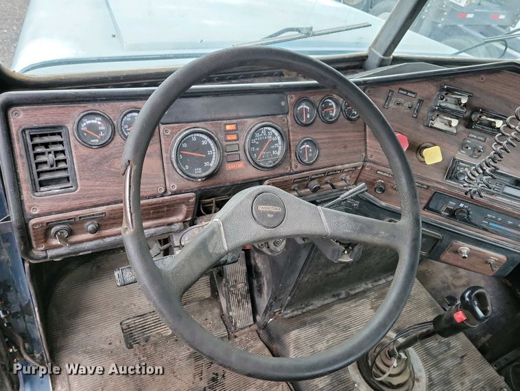 image for item NV9811 2003 Freightliner FLD semi truck