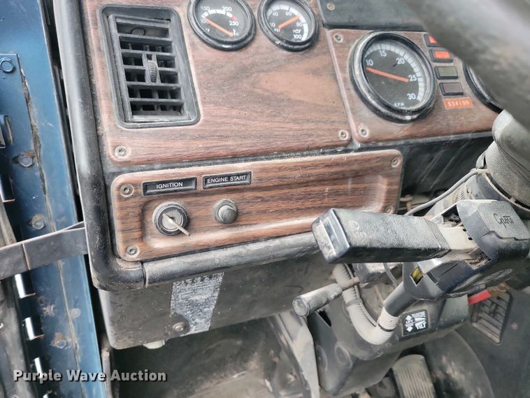 image for item NV9811 2003 Freightliner FLD semi truck