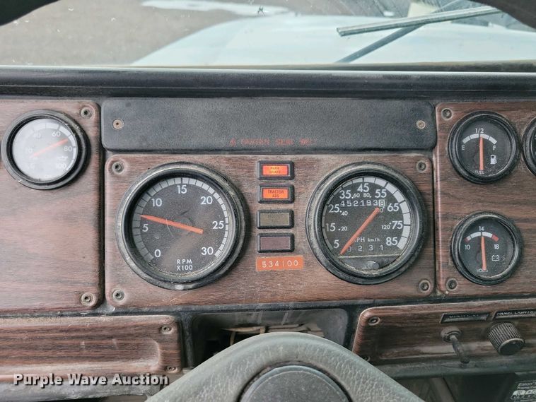 image for item NV9811 2003 Freightliner FLD semi truck