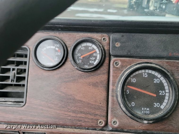 image for item NV9811 2003 Freightliner FLD semi truck