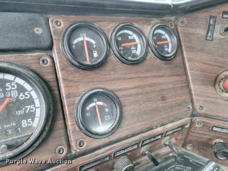 image for item NV9811 2003 Freightliner FLD semi truck