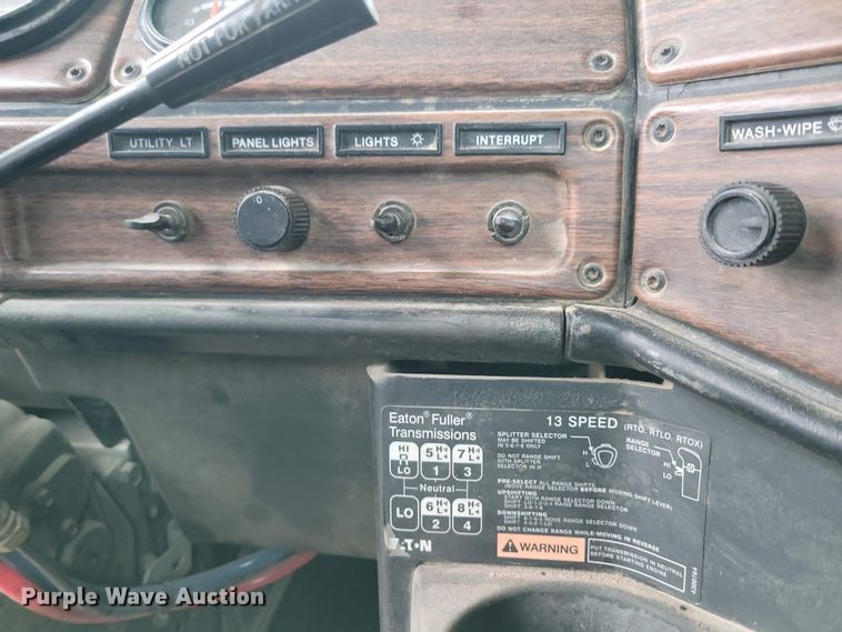 image for item NV9811 2003 Freightliner FLD semi truck