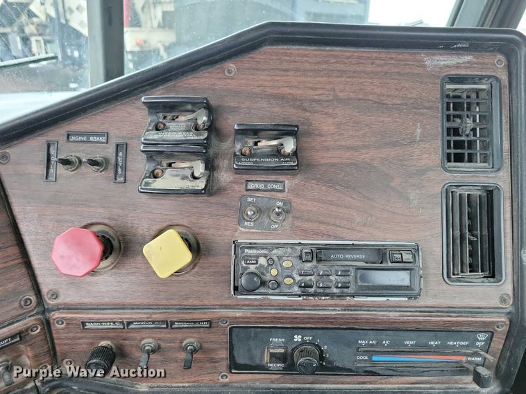 image for item NV9811 2003 Freightliner FLD semi truck