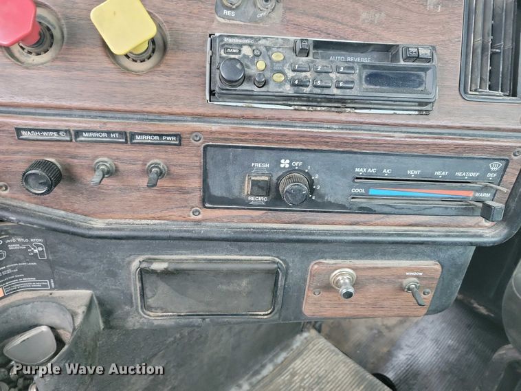 image for item NV9811 2003 Freightliner FLD semi truck