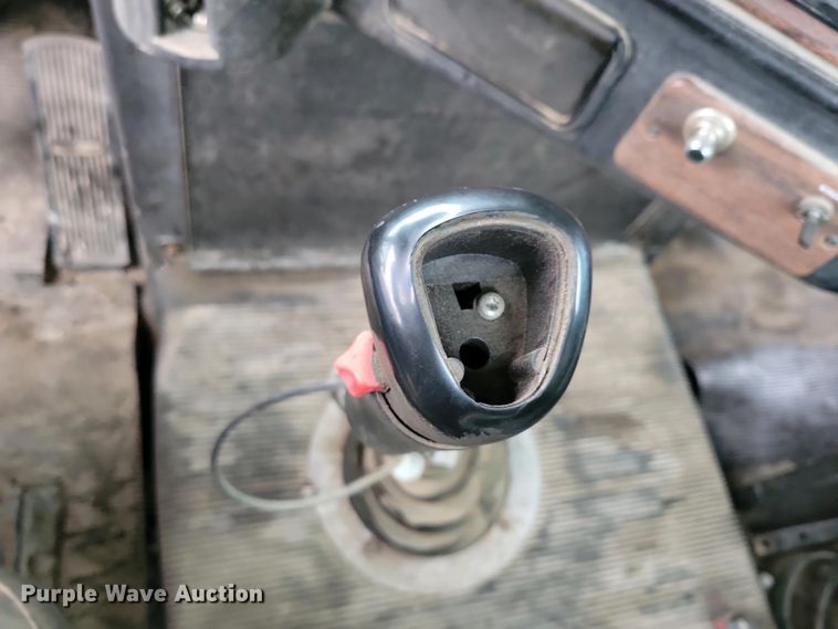 image for item NV9811 2003 Freightliner FLD semi truck