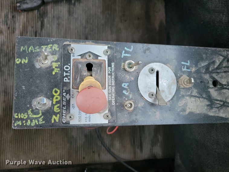 image for item NV9811 2003 Freightliner FLD semi truck