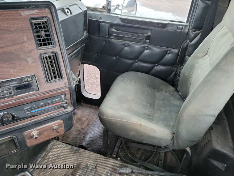 image for item NV9811 2003 Freightliner FLD semi truck