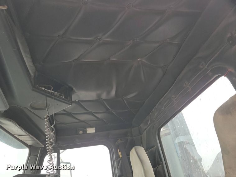 image for item NV9811 2003 Freightliner FLD semi truck