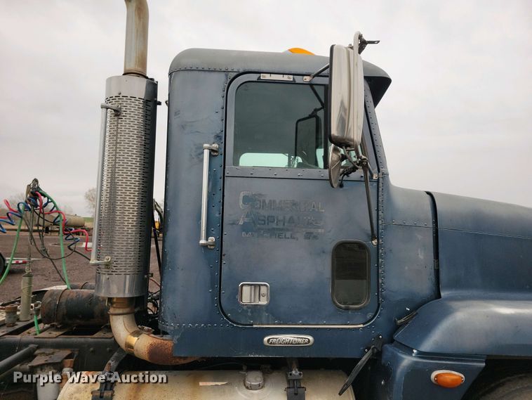 image for item NV9811 2003 Freightliner FLD semi truck