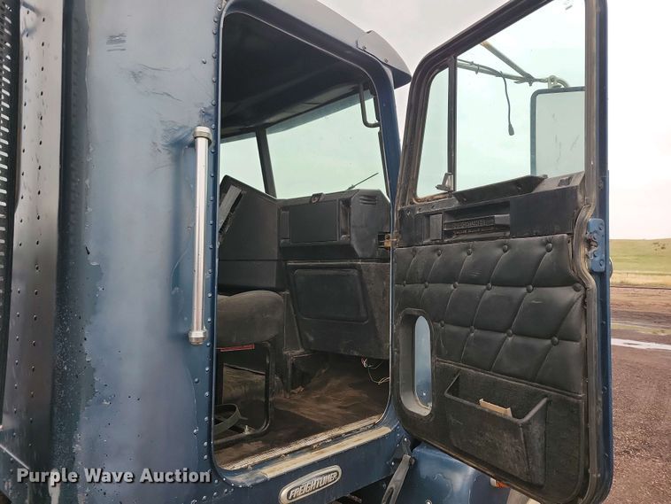 image for item NV9811 2003 Freightliner FLD semi truck