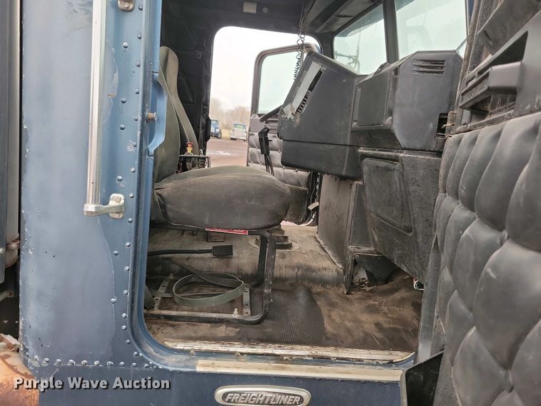 image for item NV9811 2003 Freightliner FLD semi truck