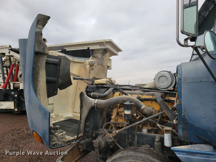 image for item NV9811 2003 Freightliner FLD semi truck