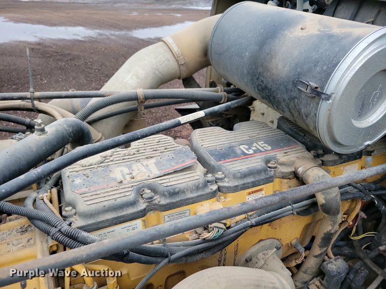 image for item NV9811 2003 Freightliner FLD semi truck