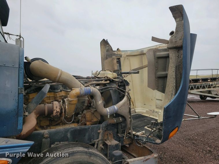 image for item NV9811 2003 Freightliner FLD semi truck