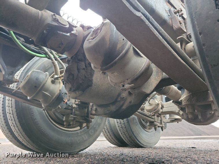 image for item NV9811 2003 Freightliner FLD semi truck