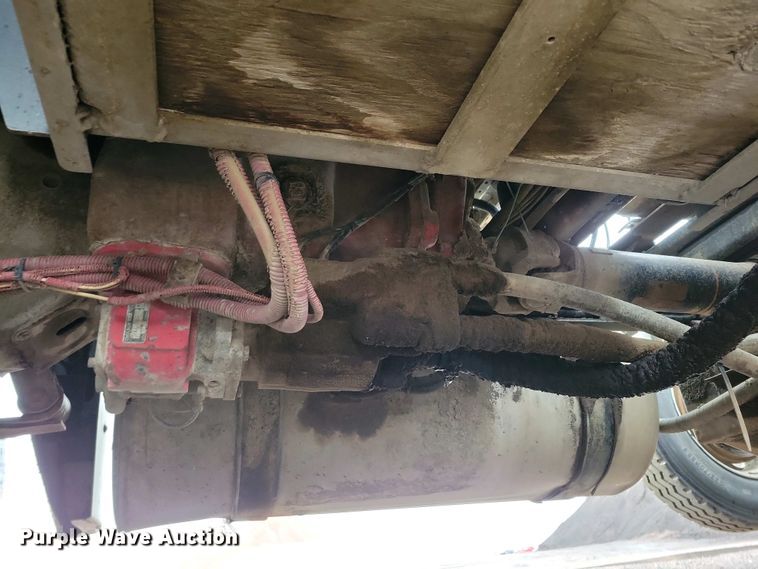 image for item NV9811 2003 Freightliner FLD semi truck