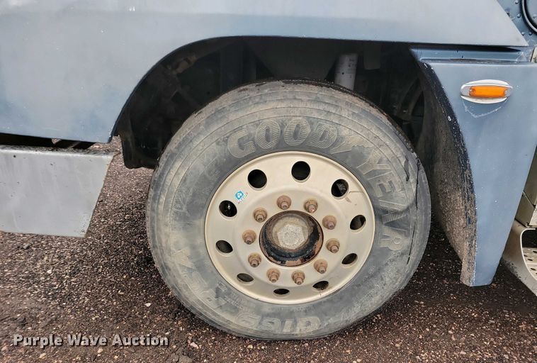 image for item NV9811 2003 Freightliner FLD semi truck