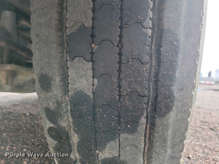 image for item NV9811 2003 Freightliner FLD semi truck