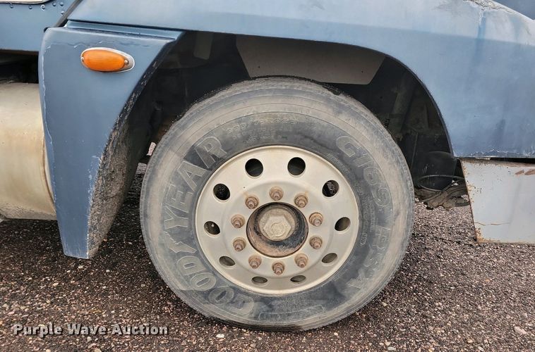 image for item NV9811 2003 Freightliner FLD semi truck