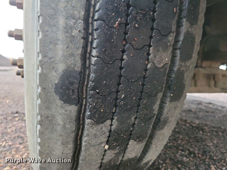 image for item NV9811 2003 Freightliner FLD semi truck