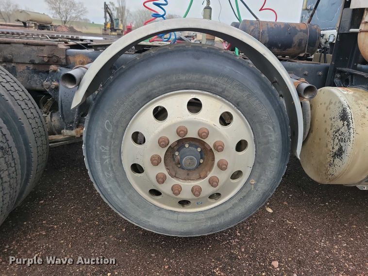 image for item NV9811 2003 Freightliner FLD semi truck