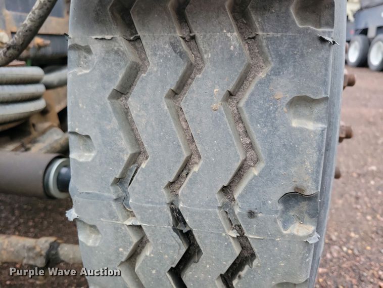 image for item NV9811 2003 Freightliner FLD semi truck